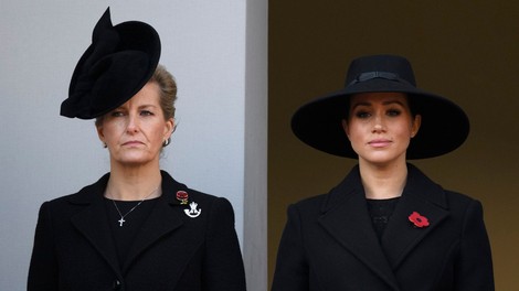 Kate Middleton je stala ob kraljici, Meghan Markle pa daleč stran