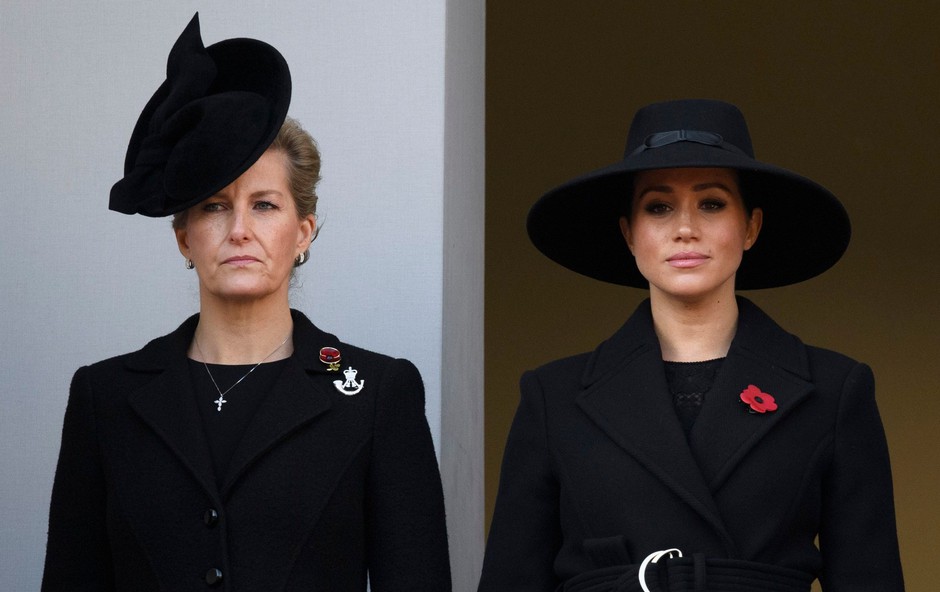 Kate Middleton je stala ob kraljici, Meghan Markle pa daleč stran (foto: Profimedia)