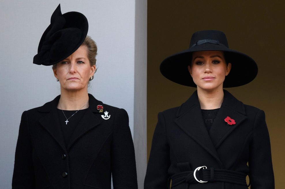 Kate Middleton je stala ob kraljici, Meghan Markle pa daleč stran (foto: Profimedia)