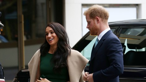Britanski mediji trdijo, da Meghan Markle in princ Harry za božič ne bosta v kraljevi palači, kraljici naj bi prekipelo