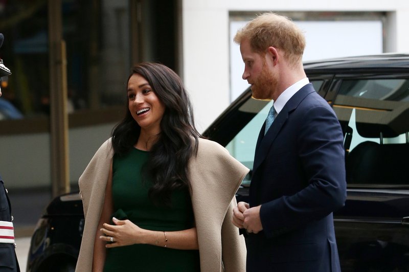 Britanski mediji trdijo, da Meghan Markle in princ Harry za božič ne bosta v kraljevi palači, kraljici naj bi prekipelo (foto: Profimedia)