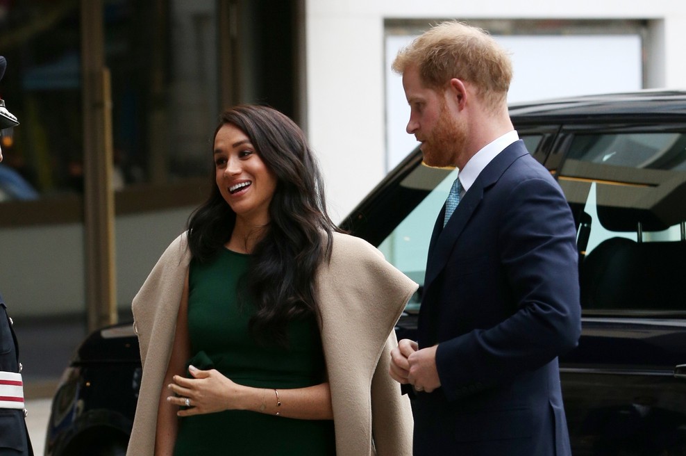 Britanski mediji trdijo, da Meghan Markle in princ Harry za božič ne bosta v kraljevi palači, kraljici naj bi prekipelo (foto: Profimedia)