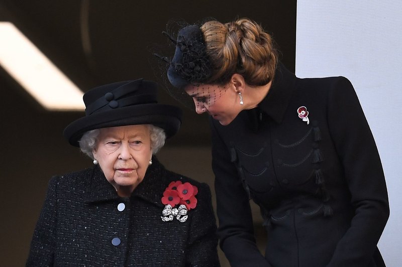 Kraljica Elizabeta II ima zdaj čisto drugačen odnos do Kate Middleton (foto: Profimedia)