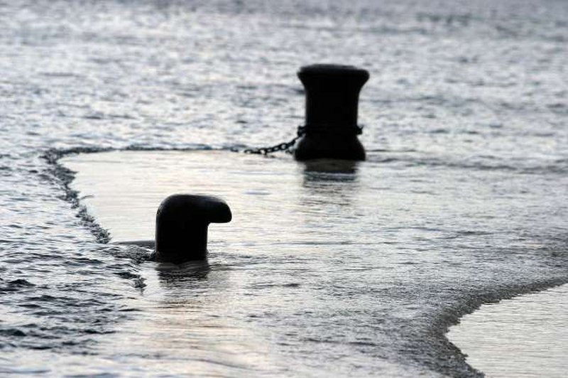 Neurja in visoka plima poplavila kraje ob hrvaški obali (foto: STA)