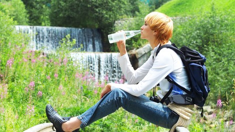 9 trikov za pitje priporočene količine vode vsak dan