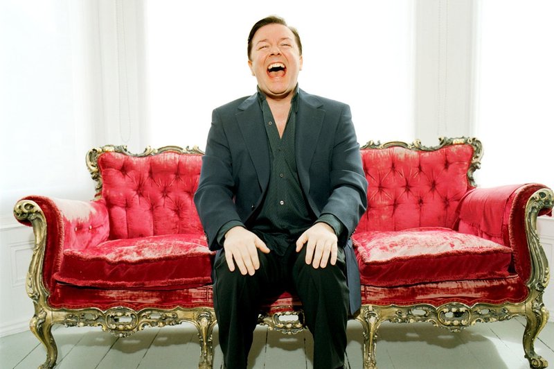 Komik Ricky Gervais petič v vlogi voditelja podelitve zlatih globusov (foto: Profimedia)