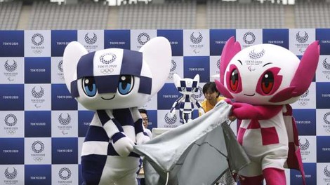 Robotski maskoti OI v Tokiu navdušili otroke