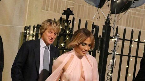 Jennifer Lopez v obleki, ki je komaj obdržala vse njene obline na mestu