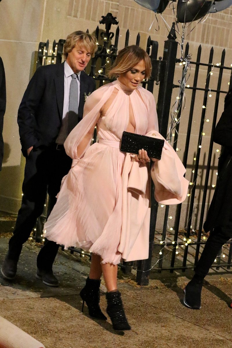Jennifer Lopez v obleki, ki je komaj obdržala vse njene obline na mestu (foto: Profimedia)