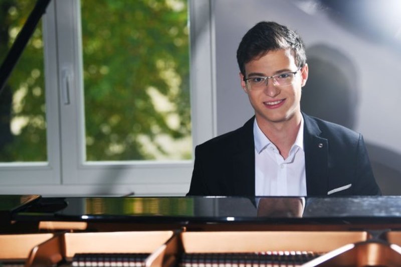 Tega strastnega mladega pianista bomo zagotovo videli še na mnogih svetovnih odrih (foto: Mateja Jordovič Potočnik)