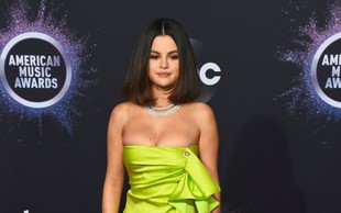 Selena Gomez v ozki zeleni obleki komaj zadržala vse svoje obline na mestu