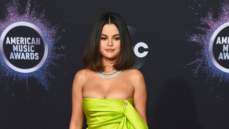 Selena Gomez v ozki zeleni obleki komaj zadržala vse svoje obline na mestu