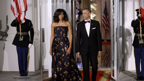 Malokrat ju vidimo skuaj, Michelle Obama objavila ljubko fotografijo v objemu moža Baracka