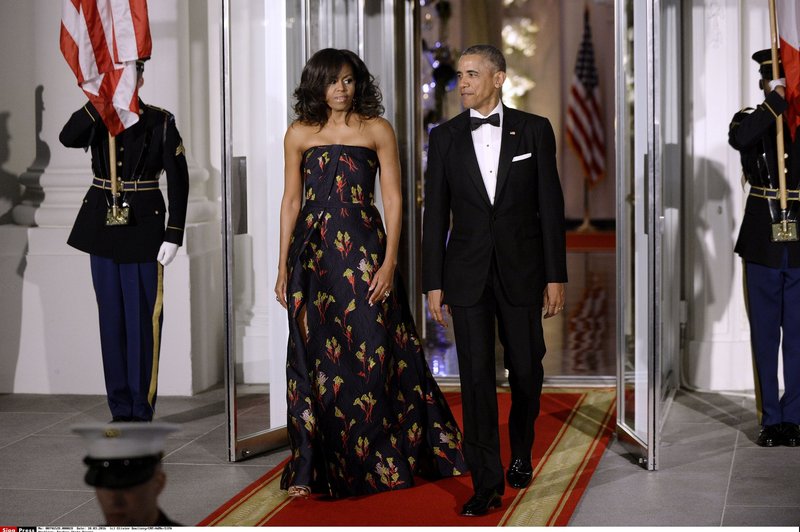 Malokrat ju vidimo skuaj, Michelle Obama objavila ljubko fotografijo v objemu moža Baracka (foto: Profimedia)