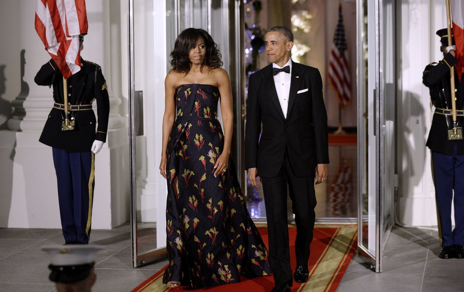 Malokrat ju vidimo skuaj, Michelle Obama objavila ljubko fotografijo v objemu moža Baracka (foto: Profimedia)
