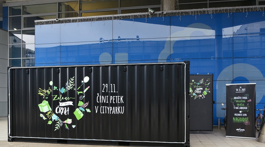 Pred Cityparkom zbrali dva zabojnika tekstila, ki bi drugače lahko pristal v smeteh (foto: Promocijsko gradivo)