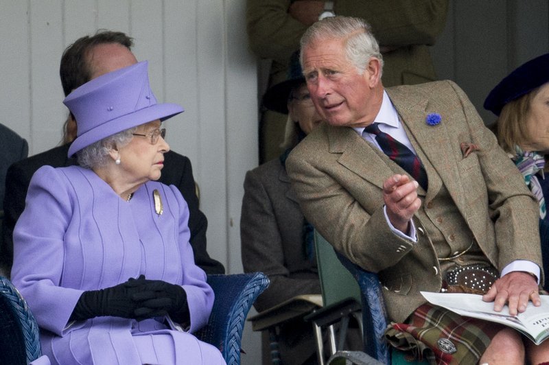Princ Charles bo sedel na kraljevi prestol, kraljico Elizabeto pa po hitrem postopku poslal v pokoj (foto: Profimedia)