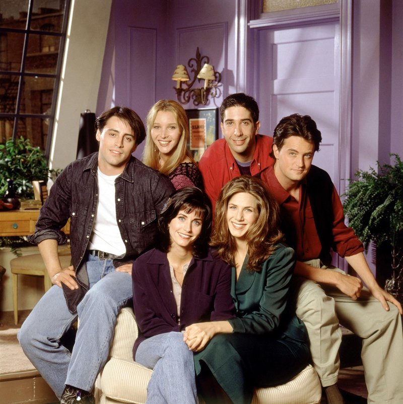 FRIENDS, (back, l to r): Matt LeBlanc, Lisa Kudrow, David Schwimmer, Matthew Perry, (front, l to r): Courteney Cox, Jennifer Aniston, (Season 1), 1994-2004,, Image: 98732762, License: Rights-managed, Restrictions: For usage credit please use; ©Warner Bros/Courtesy Everett Collection, Model Release: no, Credit line: Warner Bros Collection/Everett/Profimedia (foto: Warner Bros Collection/Everett/Profimedia)