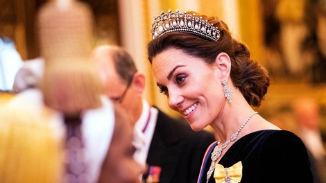 Vojvodinja Kate Middleton na roki nosila skrivnostni prstan, ki ga do zdaj še nismo videli