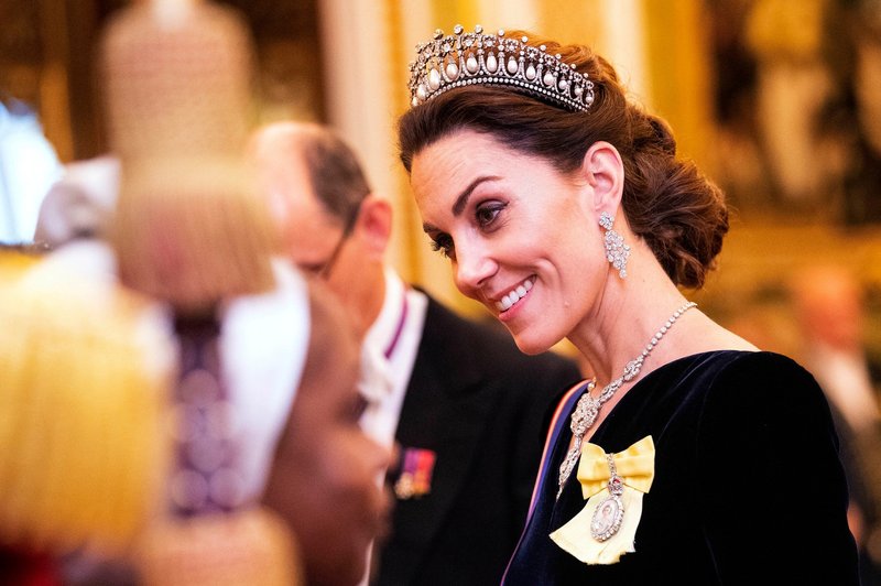 Vojvodinja Kate Middleton na roki nosila skrivnostni prstan, ki ga do zdaj še nismo videli (foto: Profimedia)