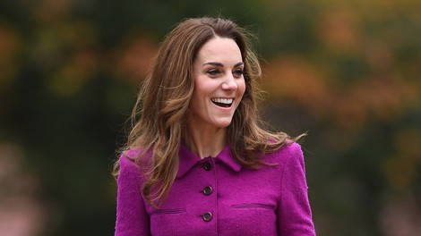 Kate Middleton se je na božično kosilo h kraljici Elizabeti pripeljala sama, ne zgodi se pogosto, da jo vidimo za volanom