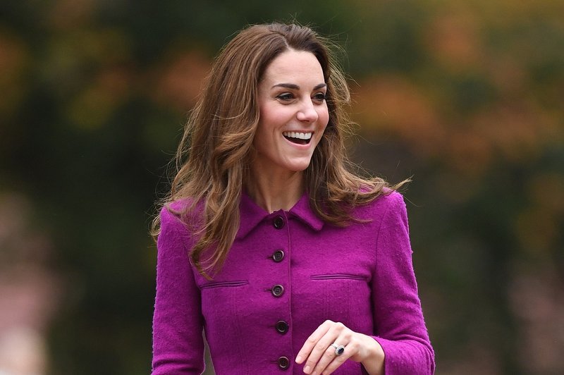 Kate Middleton se je na božično kosilo h kraljici Elizabeti pripeljala sama, ne zgodi se pogosto, da jo vidimo za volanom (foto: Profimedia)
