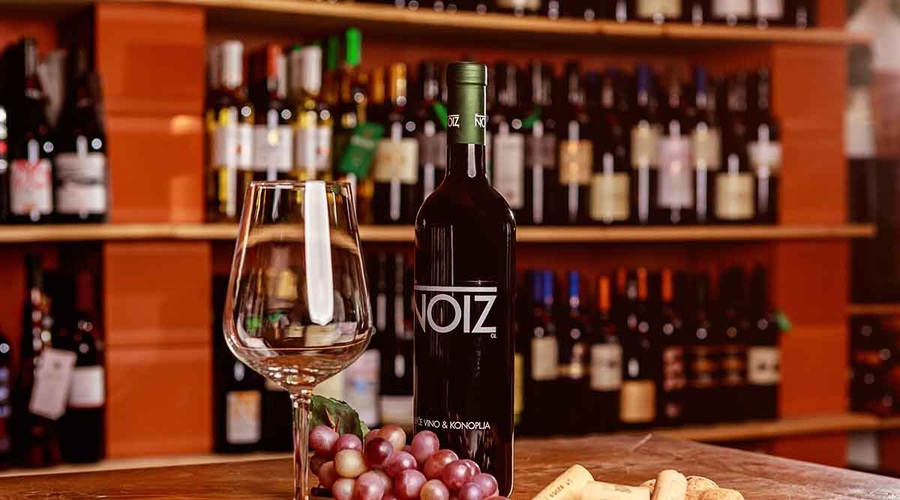 Pustite goste odprtih ust s to popolno kombinacijo – postrezite vino s konopljo! (foto: PROMO)