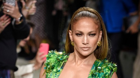 Jennifer Lopez navdušila s sliko v bikinkah, na kateri je v ospredju njena napeta zadnjica