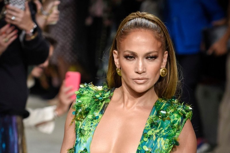 Zaradi izzivalnega poziranja v Evinem kostumu Jennifer Lopez tarča grdih kritik: "To se ne spodobi za eno mamo!" (foto: Profimedia)