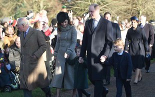 Britanska kraljeva družina pri božični maši brez Philipa in Andrewa
