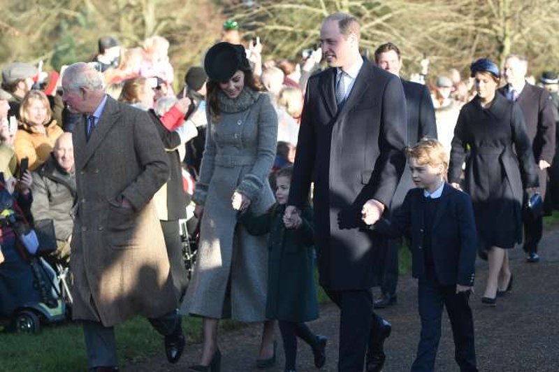 Britanska kraljeva družina pri božični maši brez Philipa in Andrewa (foto: STA)