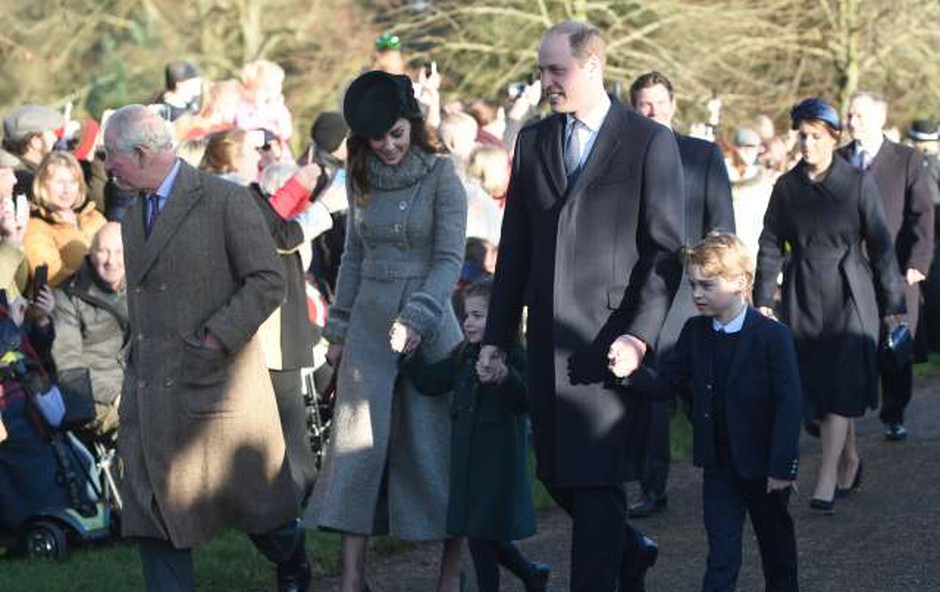 Britanska kraljeva družina pri božični maši brez Philipa in Andrewa (foto: STA)