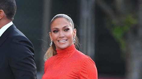 Jennifer Lopez osuplja v belih kopalkah, pokazala je svojo izklesano zadnjico in navdušila oboževalce