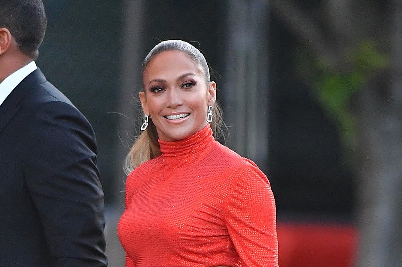 Jennifer Lopez osuplja v belih kopalkah, pokazala je svojo izklesano zadnjico in navdušila oboževalce (foto: Profimedia)