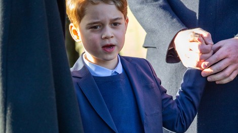 Princ George je šele drugič v javnosti imel oblečene dolge hlače!