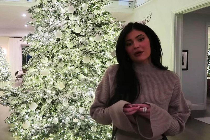 Kylie Jenner je objavila fotografijo, na kateri nosi samo plašč in ničesar drugega! (foto: Profimedia)