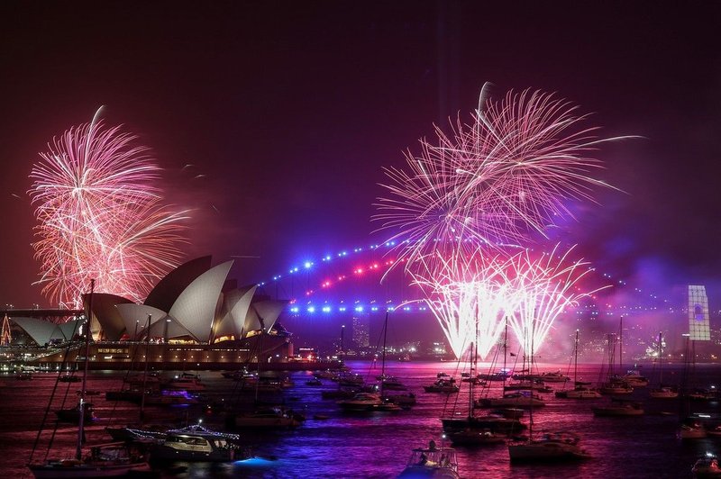 V Sydneyju kljub požarom z velikim ognjemetom pozdravili novo leto (foto: Profimedia)