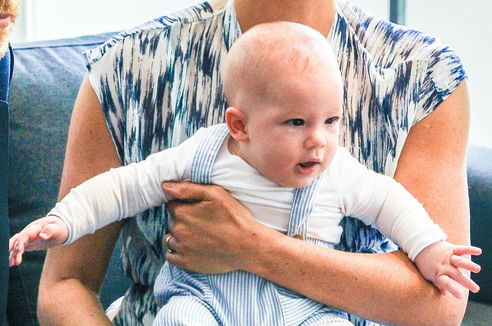 Na dan prišlo, kdo je malemu princu Archieju podaril ljubke rjave škornje, ki jih je nosil na nedavni fotografiji (foto: Profimedia)
