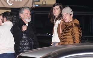Nekdanji tajni agent 007 Pierce Brosnan s sinovoma na večerjo