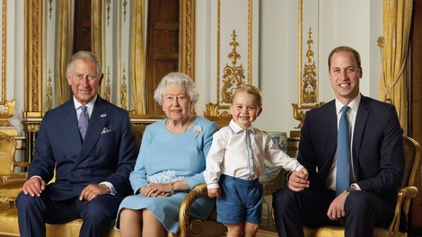 Poglejte si nov portret britanske kraljice s prestolonasledniki ob začetku novega desetletja!