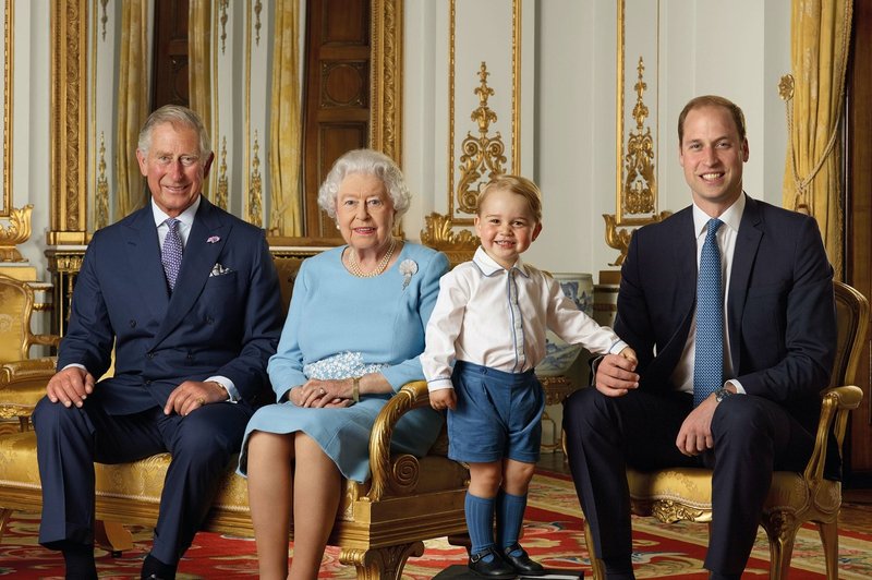 Poglejte si nov portret britanske kraljice s prestolonasledniki ob začetku novega desetletja! (foto: Profimedia)