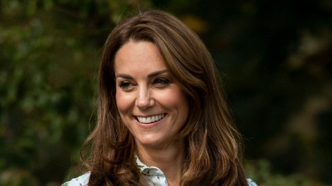 Kate Middleton pokazala nov plašč, ki je v hipu postal modni hit
