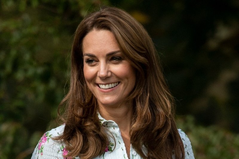 Kate Middleton pokazala nov plašč, ki je v hipu postal modni hit (foto: Profimedia)