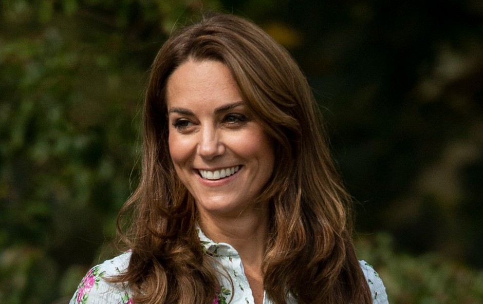 Kate Middleton pokazala nov plašč, ki je v hipu postal modni hit (foto: Profimedia)
