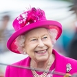 Kraljica Elizabeta se je kar sama usedla za volan, čeprav šteje že 93 let