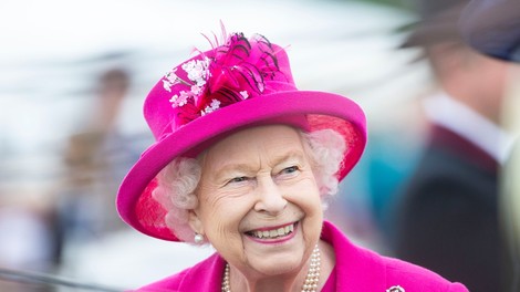 Kraljica Elizabeta se je kar sama usedla za volan, čeprav šteje že 93 let