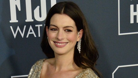 Po "skrivnem" rojstvu drugega otroka Anne Hathaway zablestela na prireditvi!