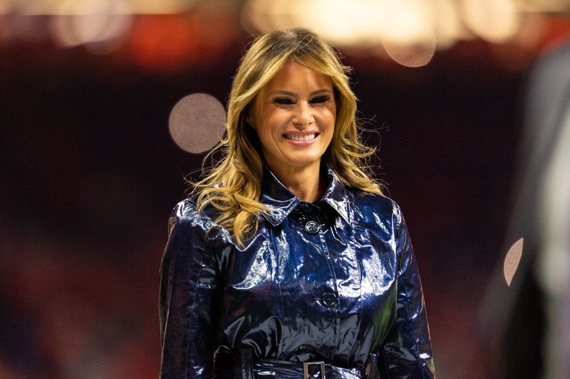Melania Trump v trendovskem balonarju osvojila modne poznavalke (foto: Profimedia)