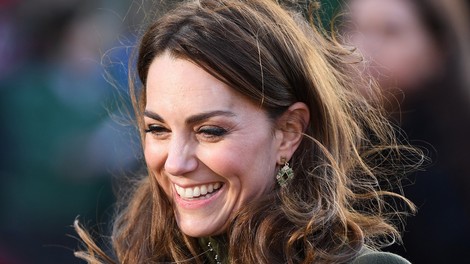 Kate Middleton prvič po aferi z Meghan in Harryjem v javnosti: Nasmejana do ušes