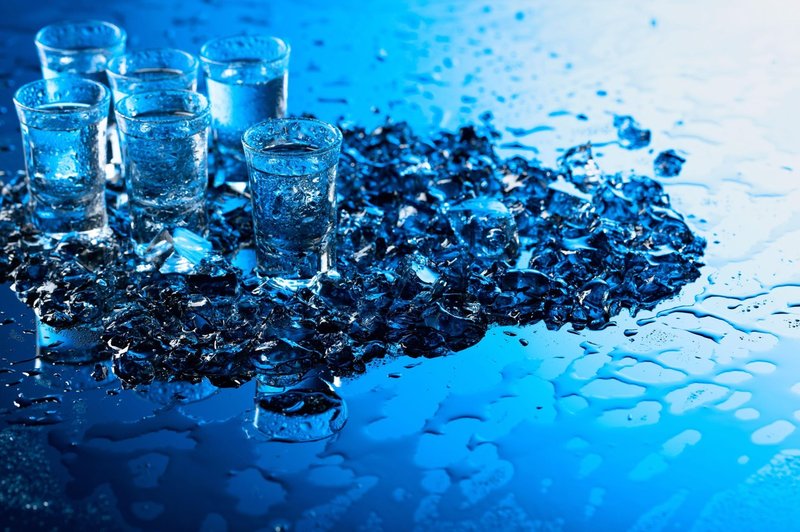 Vodka ni samo alkoholna pijača, v pravi kombinaciji je lahko odlično čistilo! (foto: Profimedia)